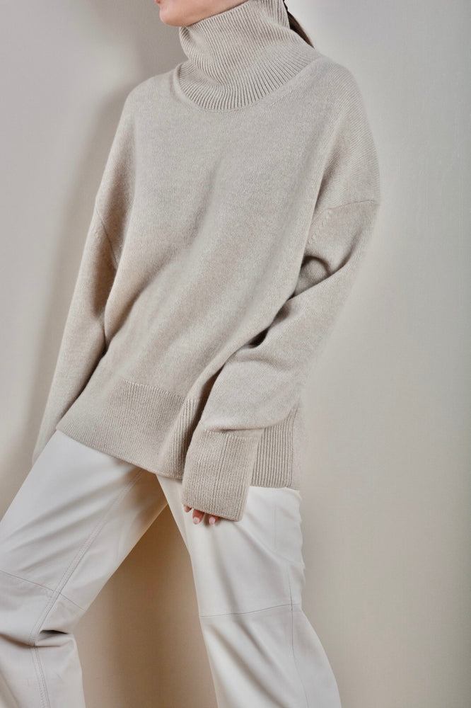 
            
                Load image into Gallery viewer, Cashmere-Blend Thin Oversize Sweater
            
        